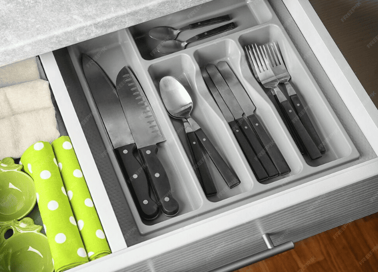 organize kitchen utensil drawer